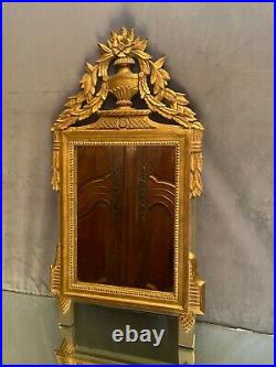 Miroir à fronton de style Louis XVI en bois sculpté doré décor guirlandes fleurs