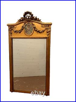 Miroir de style Louis XVI en bois et stuc doré. XX siècle