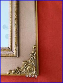 Miroir rose poudré en bois avec moulures style louis XVI dimensions 55x45 cm
