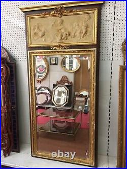 Miroir trumeau style Louis XVI verre biseauté et fronton plâtre décors puttis