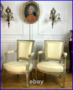 Paire De Fauteuils Patinés Recouvert De Cuir Blanc De Style Louis XVI