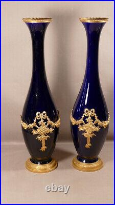 Paire De Hauts Vases En Porcelaine Bleu De Sèvres Et Laiton De Style Louis XVI