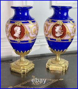 Paire De Vases A L Antique De Style Louis XVI En Porcelaine Orné De Bronze