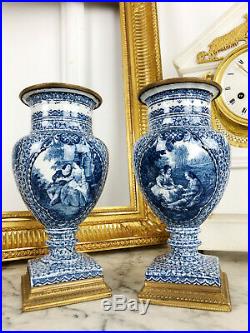 Paire De Vases En Porcelaine Orné De Bronze Doré Datée 1755 De Style Louis XVI