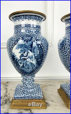 Paire De Vases En Porcelaine Orné De Bronze Doré Datée 1755 De Style Louis XVI