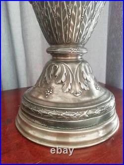 Paire Très Grands Vases Montés En Lampes En Métal Argenté Style Louis XVI