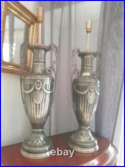 Paire Très Grands Vases Montés En Lampes En Métal Argenté Style Louis XVI