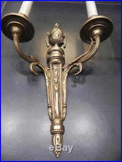 Paire d Appliques Anciennes Bougeoirs à deux bras Bronze Doré Style Louis XVI