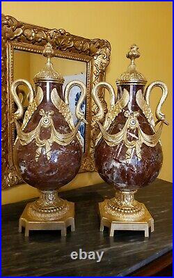 Paire de Vases en Marbre Rouge et bronzes dorés aux Cygnes style Louis XVI XIXém