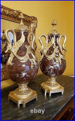 Paire de Vases en Marbre Rouge et bronzes dorés aux Cygnes style Louis XVI XIXém