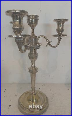 Paire de bougeoirs de table de style Louis XVI en bronze argenté