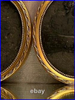Paire de cadres à vue ovale en bronze de style Louis XVI