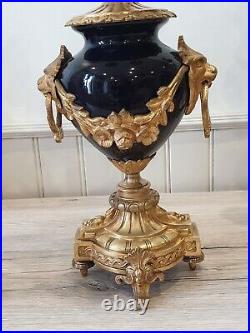 Paire de candélabres en porcelaine bleu de four et bronze style Louis XVI n836