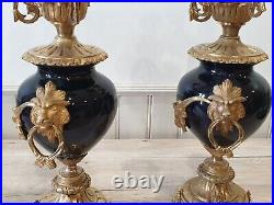 Paire de candélabres en porcelaine bleu de four et bronze style Louis XVI n836
