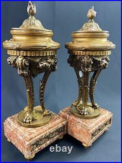 Paire de cassolettes en régule sur terrasse de marbre de style Louis XVI