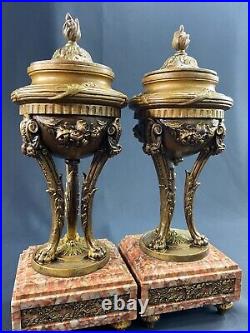 Paire de cassolettes en régule sur terrasse de marbre de style Louis XVI