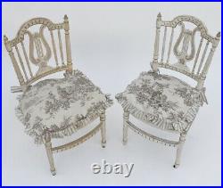 Paire de chaises cannées de style Louis XVI