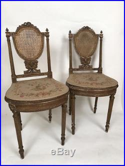 Paire de chaises de style Louis XVI bois doré