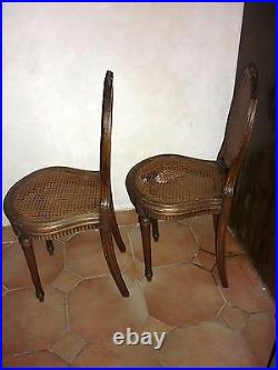 Paire de chaises de style Louis XVI en bois assise et dossier canné médaillon