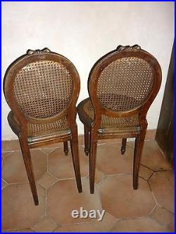 Paire de chaises de style Louis XVI en bois assise et dossier canné médaillon