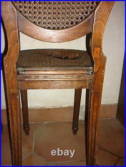 Paire de chaises de style Louis XVI en bois assise et dossier canné médaillon