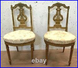 Paire de chaises de style Louis XVI en bois doré XX siècle