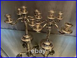 Paire de chandeliers en métal argenté de style Louis XVI