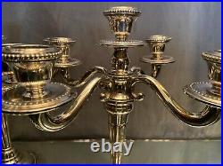 Paire de chandeliers en métal argenté de style Louis XVI