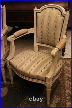 Paire de fauteuils cabriolets de style Louis XVI
