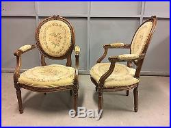 Paire de fauteuils cabriolets médaillons style Louis XVI