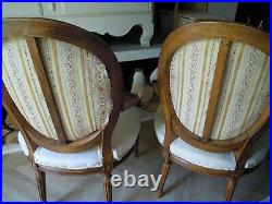 Paire de fauteuils cabriolets médaillons style Louis XVI