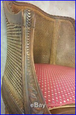 Paire de fauteuils en noyer canné et sculpté style Louis XVI