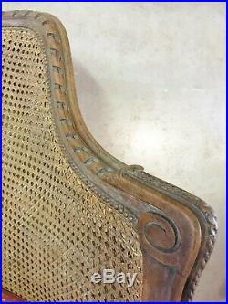 Paire de fauteuils en noyer canné et sculpté style Louis XVI