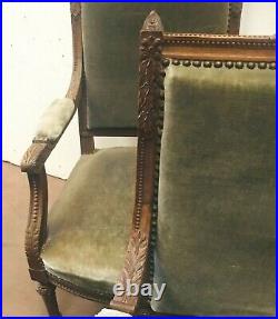 Paire de fauteuils finement sculptée style Louis XVI en bois noyer. XX siècle