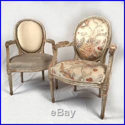 Paire de fauteuils médaillon de style Louis XVI