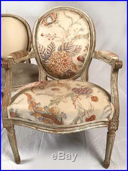 Paire de fauteuils médaillon de style Louis XVI