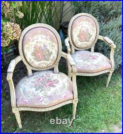 Paire de fauteuils médaillon de style Louis XVI décor de scène galante