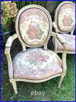 Paire de fauteuils médaillon de style Louis XVI décor de scène galante