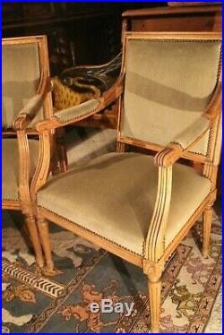 Paire de fauteuils velours vert de style Louis 16