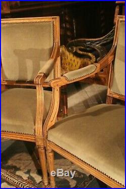 Paire de fauteuils velours vert de style Louis 16