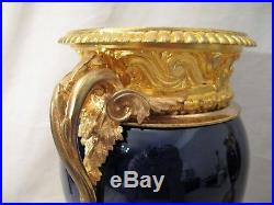 Paire de vases de style Louis XVI porcelaine bleu de four et bronze doré XIX ème