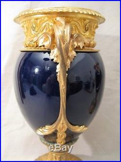 Paire de vases de style Louis XVI porcelaine bleu de four et bronze doré XIX ème