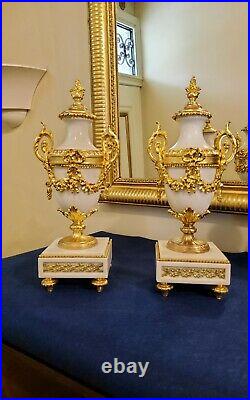 Paire de vases décoratifs en marbre blanc et bronze doré Style Louis XVI fin XIX