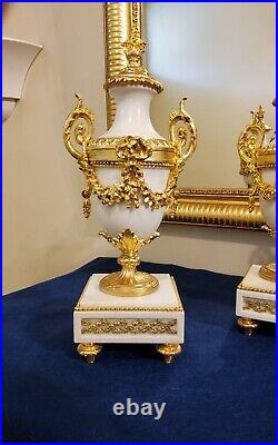 Paire de vases décoratifs en marbre blanc et bronze doré Style Louis XVI fin XIX