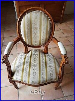 Paires de fauteuils cabriolets médaillons style Louis XVI