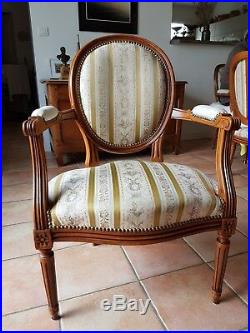 Paires de fauteuils cabriolets médaillons style Louis XVI