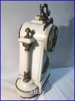 Pendule à colonnes en marbre blanc et bronze Style Louis XVI
