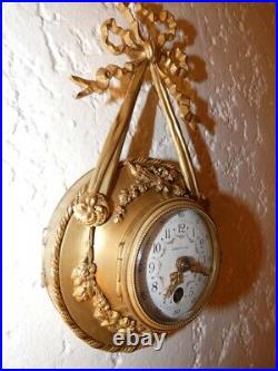 Pendule à suspendre en bronze doré de style Louis XVI 19e signée LEROY Paris