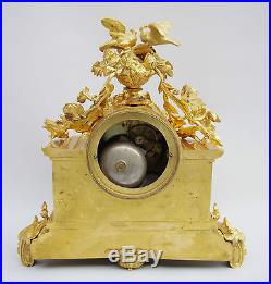 Pendule de style Louis XVI en bronze doré