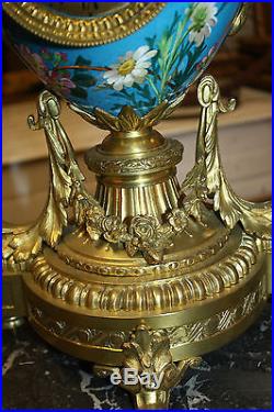 Pendule / garniture de cheminée en faïence et bronze de style Louis XVI